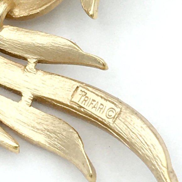 CROWN TRIFARI feather swirl brooch - vtg 1960s brushed & shiny gold-plated pin - Picture 10 of 10